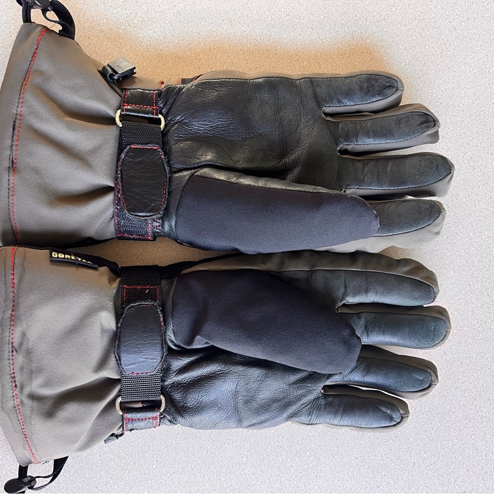 GORE-TEX Men's Black and Gray Winter Gloves